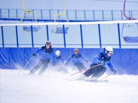 “冷冰雪”成“热经济” 成都冰雪运动受热捧