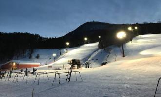 吉林省内多家大型滑雪场纷纷开启“夜滑模式”