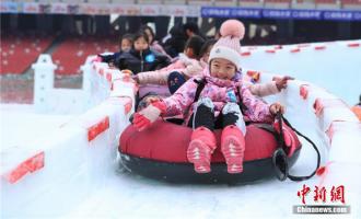  北京中小学生“鸟巢”嬉冰雪