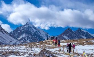 大力发展冰雪旅游经济，将“冷”资源变成“热”产业