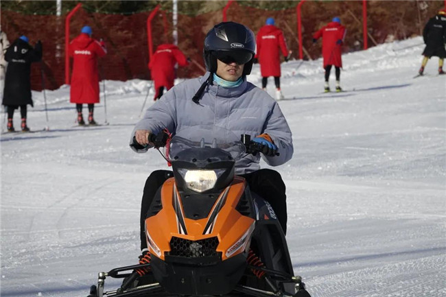 林语山谷戏雪乐园开板迎客7