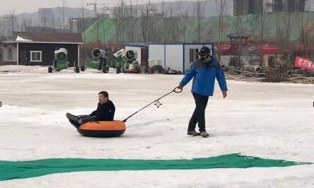 体验冰雪运动。