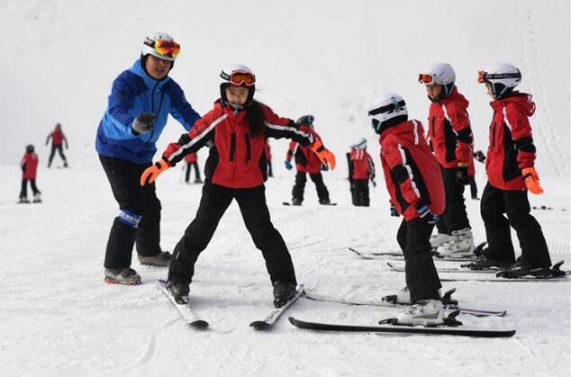 张家口市桥东区的学生在崇礼区密苑云顶乐园滑雪场学习滑雪