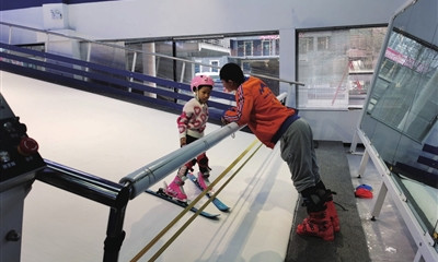 在雪嘉峰室内滑雪训练基地，教练正在指导学员滑雪