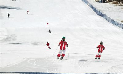 2月26日，滑雪爱好者在张家口市崇礼区太舞滑雪小镇滑雪。