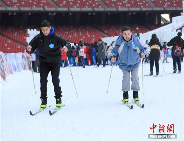 来自北京市昌平二中的维吾尔族学生帕尔哈提（右）和希尔扎提练习滑雪