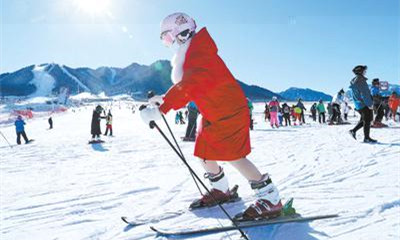 在新疆乌鲁木齐丝绸之路国际度假区滑雪场，滑雪爱好者在体验冰雪运动乐趣