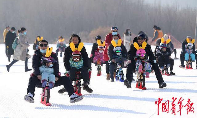 北京平谷渔阳国际滑雪场，家长们带着孩子骑着滑步车滑雪