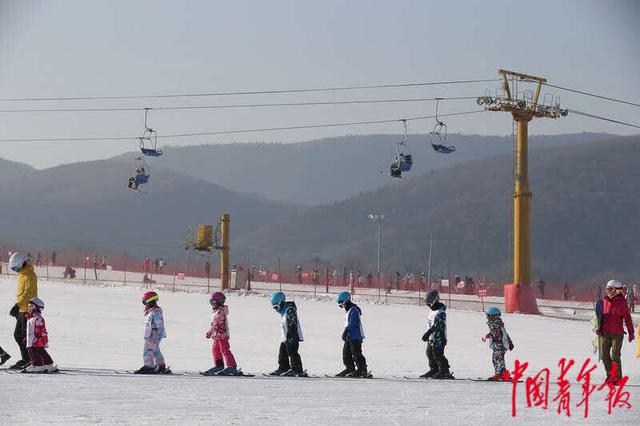 小朋友在教练的带领下进入雪道