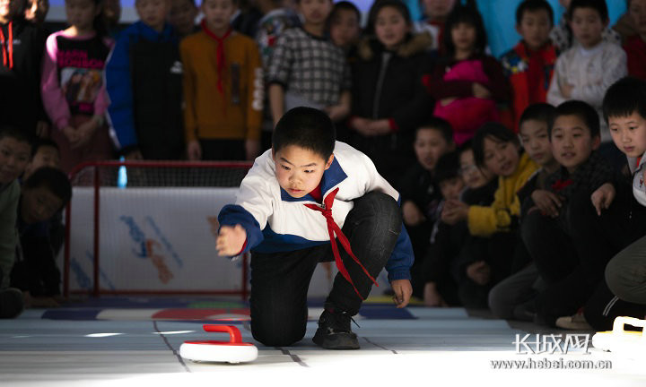 东风路小学的学生正在练习陆地冰壶