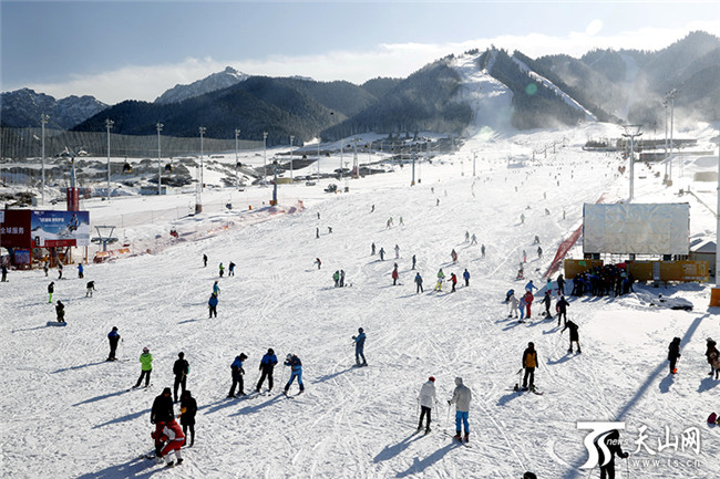 首滑当日，上千名游客及滑雪爱好者们齐聚丝绸之路国际度假区滑雪场，一起感受“乐享冰雪·心宿南山”。 