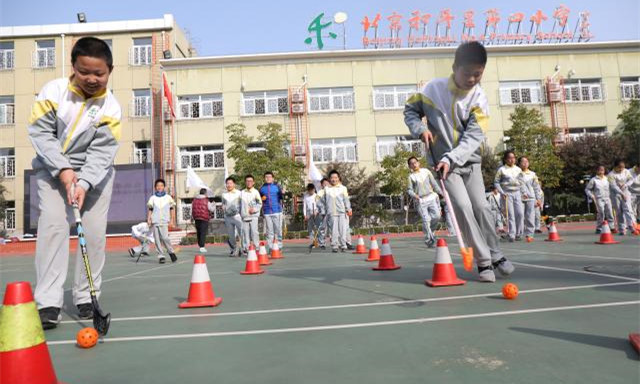 冰雪运动进校园 “奥运火炬”传进北京中小学校园