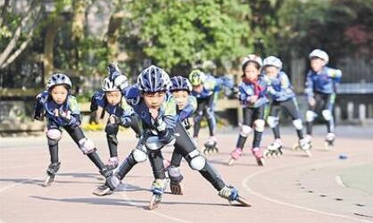 石家庄市桥西外国语小学的学生们进行轮滑练习