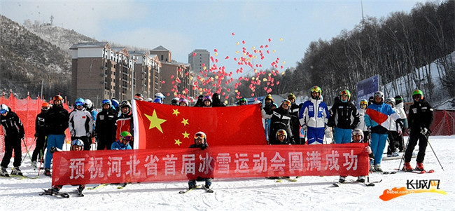 “百县百校万人同日上冰雪”活动百屏联动直播崇礼现场。