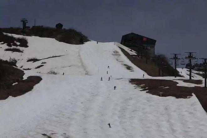 雪季最后一天，滑雪者在八方尾根滑雪场滑雪