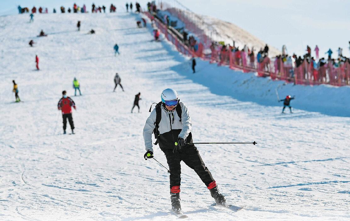 广泛开展冰雪运动 加快发展冰雪经济