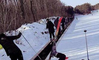 小型室外滑雪场需要安装多少条魔毯？