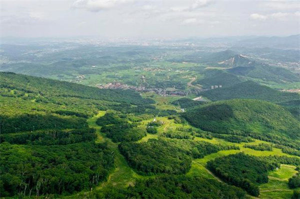 夏日里的万科松花湖滑雪场全景