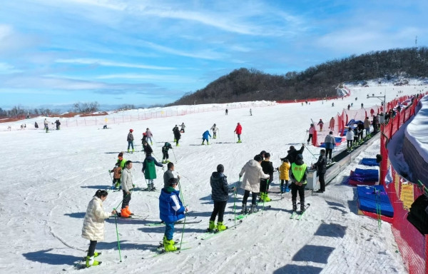 汉中龙头山景区迎来滑雪热